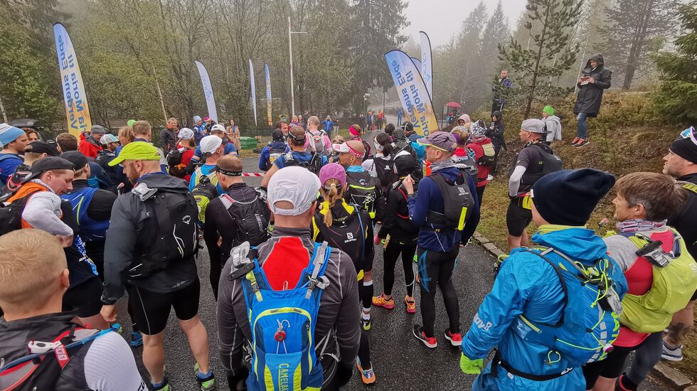 Fra starten ved Soria Moria i Holmenkollåsen lørdag formiddag. 72 løpere venter spent på startsignalet før de skal ut på 161 kilometer. (Foto: Ståle Nordahl)