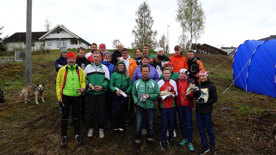 Alle KM-vinnere fra Hedmark på mellomdistansen samlet på et brett på Skreia lørdag. (Foto: Stein Arne Negård)