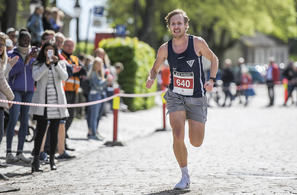 August Flø på vei inn til seier på Glommaløpet 2019. Tretthetsbrudd har gjort at han var fem minutter bak sin egen løyperekord for to år siden. (Foto: Finn Rune Christiansen)