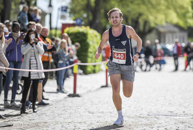 August Flø på vei inn til seier på Glommaløpet 2019. Tretthetsbrudd har gjort at han var fem minutter bak sin egen løyperekord for to år siden. (Foto: Finn Rune Christiansen)