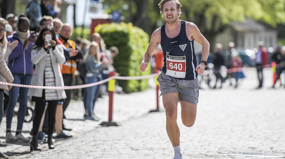 August Flø på vei inn til seier på Glommaløpet 2019. Tretthetsbrudd har gjort at han var fem minutter bak sin egen løyperekord for to år siden. (Foto: Finn Rune Christiansen)