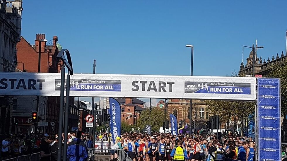 Skyfri himmel og strålende vårvær ved starten av årets Leeds halvmaraton (Foto: facebook/janetomlinsonrunforall)