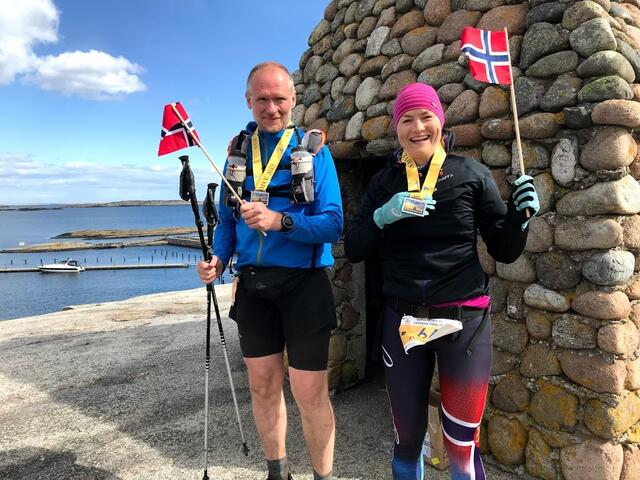 Den norske 100-mileskongen og lærlingen på Verdens Ende etter fullført løp. (Foto: Mona Kjeldsberg)