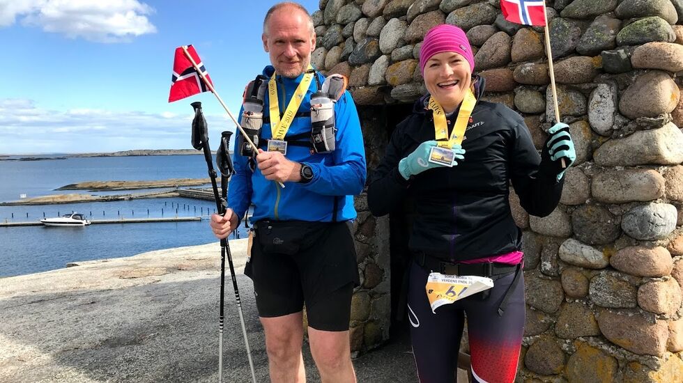 Den norske 100-mileskongen og lærlingen på Verdens Ende etter fullført løp. (Foto: Mona Kjeldsberg)