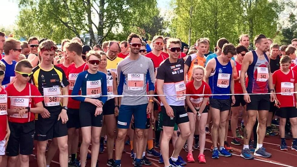 Fra starten på 10 km med Holund og Heggstad Krüger i midten, og vinneren Flugstad Østberg med nummer 447. (Foto: BDO-mila)