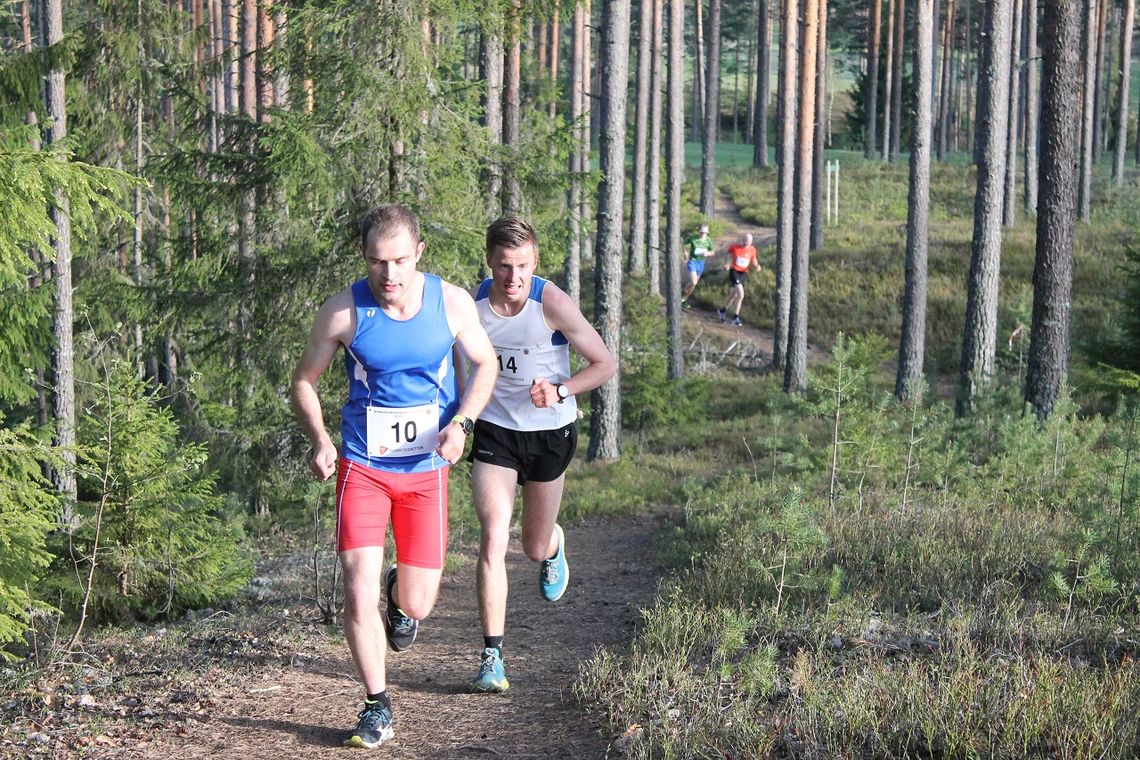 Christoffer Enderud Hansen (14) i hælene på Henrik Nilsson i Kongsvingerkarusellen på Liermoen tidligere i vår. (Foto: Per Inge Vaaje)