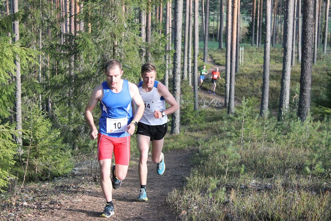 Duellantene Henrik Nilsson (10) og Christoffer Enderud Hansen (14) med en luke til resten av feltet ca. 500 m før mål. (Foto: Per Inge Vaaje)