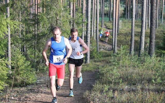 Henrik Nilsson foran Christoffer Enderud Hansen i Kongsvingerkarusellen på Liermoen i 2019. (Foto: Per Inge Vaaje)