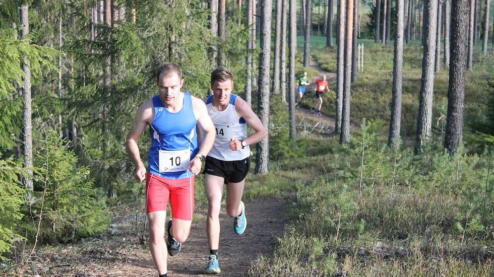 Henrik Nilsson foran Christoffer Enderud Hansen i Kongsvingerkarusellen på Liermoen i 2019. (Foto: Per Inge Vaaje)