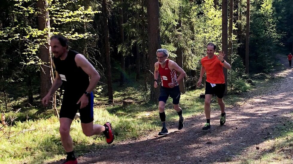 Vinner av kort løype, Øystein Syversen, Oppstad IL i midten sammen med Jan Erik Mathiassen (til v.) og Finn Ansgar Haneberg som begge løp den lengste distansen på Ilseng. (Foto: Marit Aamdal)