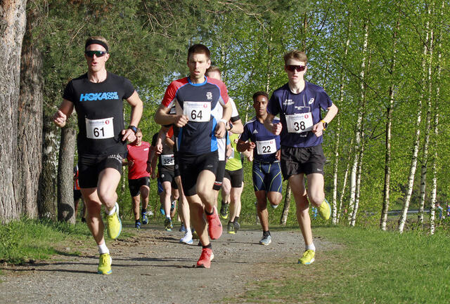 Geir Steig (61) Luster IL var i teten i løpet fra start til mål. Her løper han i front sammen med Morten Eide Pedersen (61) fra Lillehammer og Mikkel Thommassen (38), LIF, som vant klasse M 16 – 19 år.