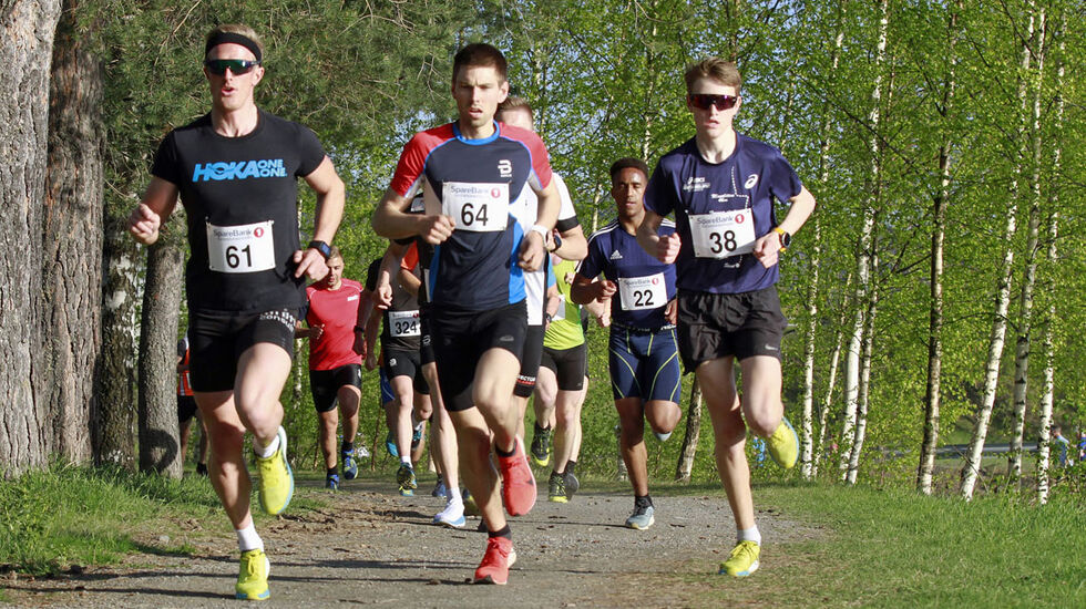 Geir Steig (61) Luster IL var i teten i løpet fra start til mål. Her løper han i front sammen med Morten Eide Pedersen (61) fra Lillehammer og Mikkel Thommassen (38), LIF, som vant klasse M 16 – 19 år.