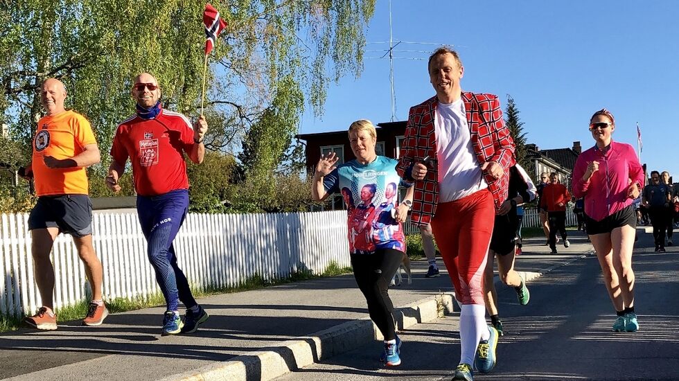 Hurra for 17. mai. Han med den flotte jakka er arrangørens egen Geir Engen. (Arrangørfoto)