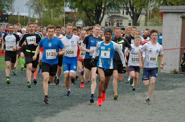 FRa starten på 10 km der vi ser Abdulaziz i tet, mens mange av de rundt ham ble disket pga feilløping på slutten. Det gjelder bl.a. 5210 Lars Svorkdal, 5121 Vegard Sivertsgård og 5058 Mathias Rundgreen. (Arrangørfoto)