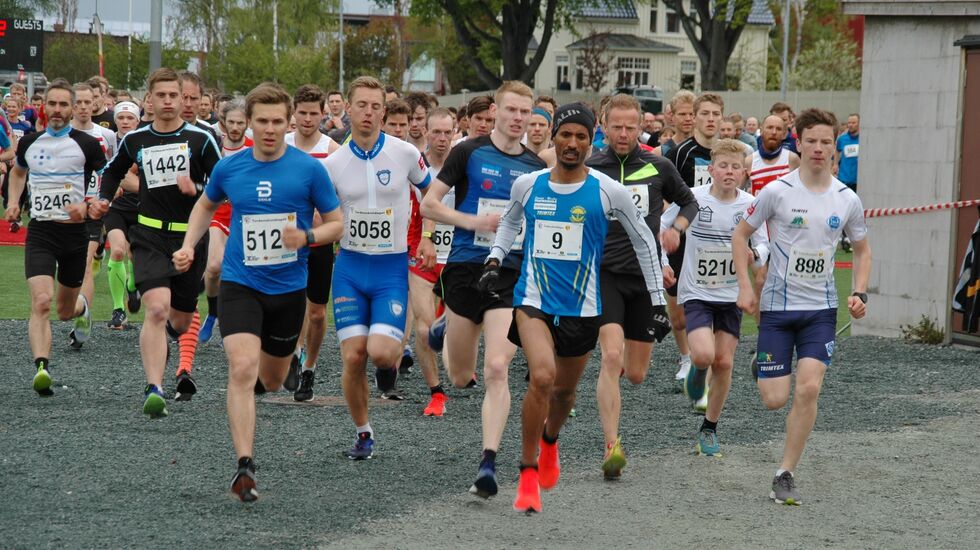 FRa starten på 10 km der vi ser Abdulaziz i tet, mens mange av de rundt ham ble disket pga feilløping på slutten. Det gjelder bl.a. 5210 Lars Svorkdal, 5121 Vegard Sivertsgård og 5058 Mathias Rundgreen. (Arrangørfoto)