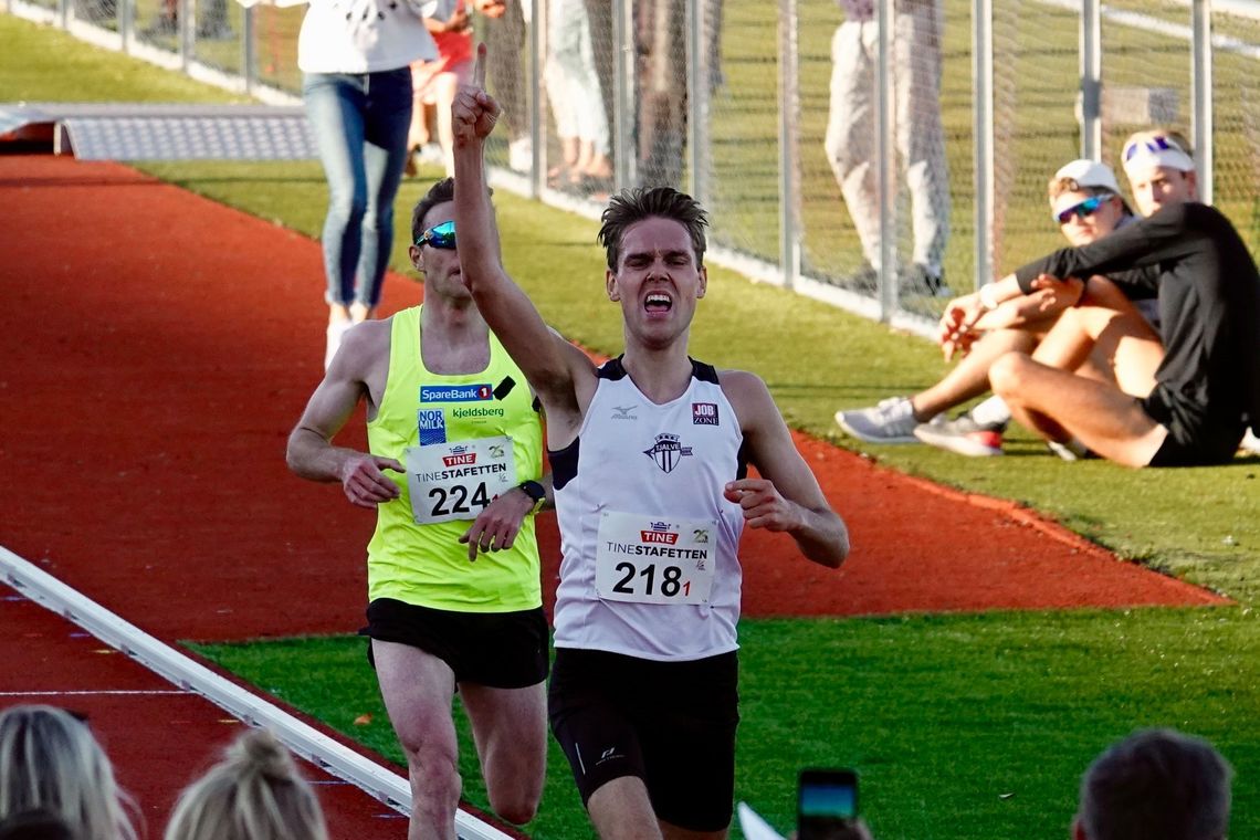 Petter Rypdal kunne juble for seieren da han løp fra både Didrik Tønseth og de andre konkurrentene på 10 000 meteren i Trondheim 17. mai i fjor. (Foto: KM Sør-Trøndelag) 