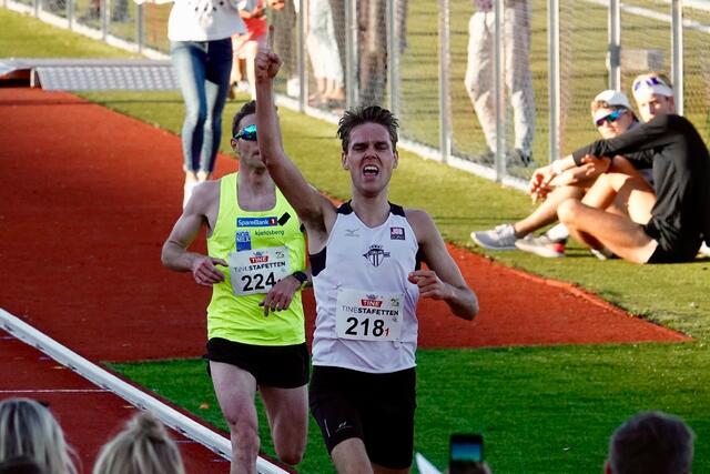 Petter Rypdal kunne juble for seieren da han løp fra både Didrik Tønseth og de andre konkurrentene på 10 000 meteren i Trondheim 17. mai i fjor. (Foto: KM Sør-Trøndelag)