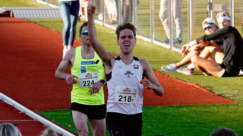 Petter Rypdal jubler for seier med Didrik Tønseth rett bak. (Arrangørfoto)