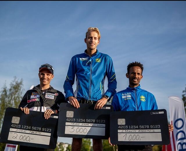 Didrik Tønseth, Trond Einar Moen Pedersli og Ebranim Abdulaziz på pallen utfordreren herrer