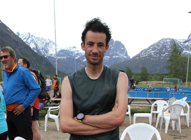 Kilian Jornet bor i Måndalen, ei av nabobygdene til Åndalsnes. I dag valgte Kilian å støtte et lokalt idrettsarrangement