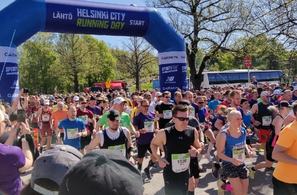 Fra starten av halvmaratonløpet i årets Helsinki City Running Day som i likhet med i fjor gikk i sommerlig vær (Foto: svenska.yle.fi - Tony Pohjolainen)
