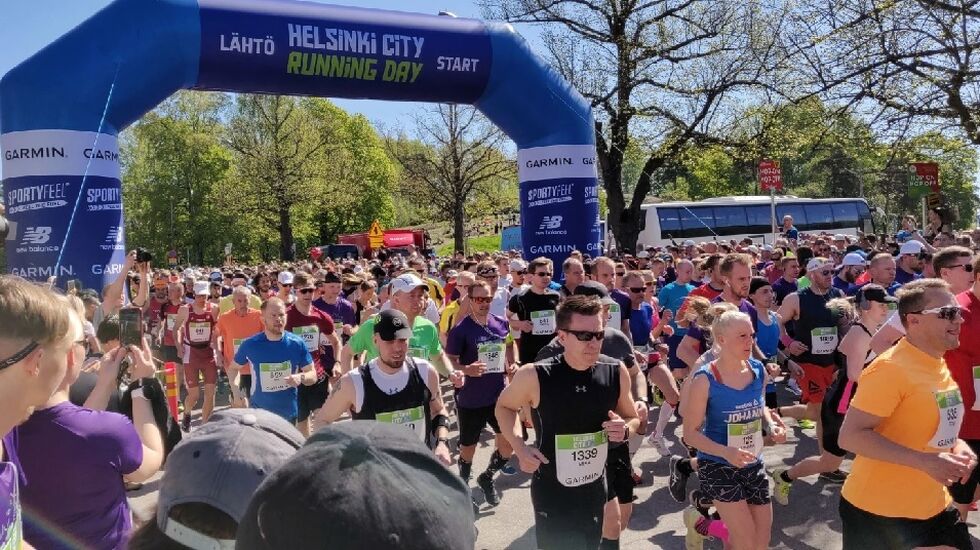Fra starten av halvmaratonløpet i årets Helsinki City Running Day som i likhet med i fjor gikk i sommerlig vær (Foto: svenska.yle.fi - Tony Pohjolainen)