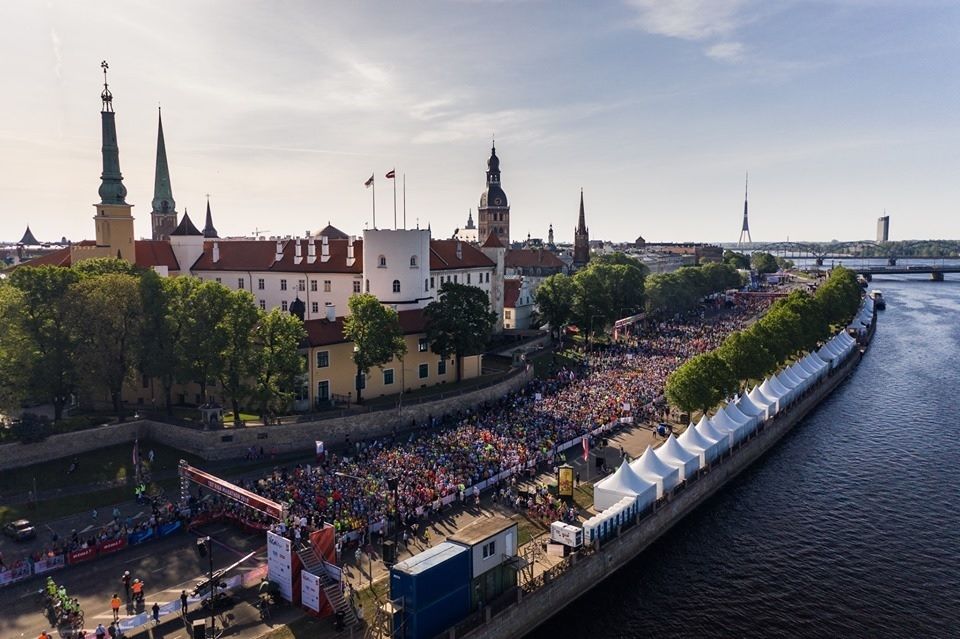 Store startfelt ved Riga Castle i Riga Marathon som gikk i godt og varmt vær sist helg (Foto: facebook.com/TetRigaMarathon)