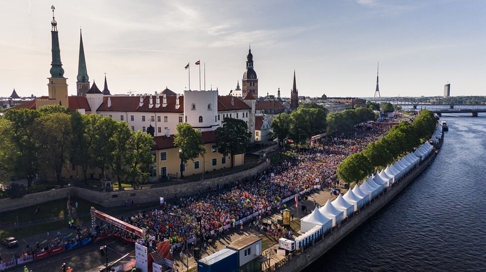 Store startfelt ved Riga Castle i Riga Marathon som gikk i godt og varmt vær sist helg (Foto: facebook.com/TetRigaMarathon)
