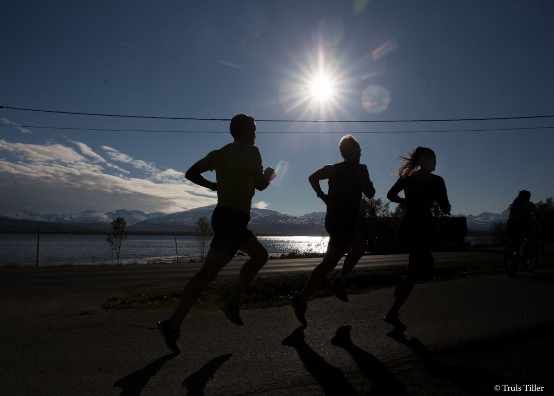 Løpere i Tromsønatten under fjorårets løp. (Foto: MSM/Truls Tiller)