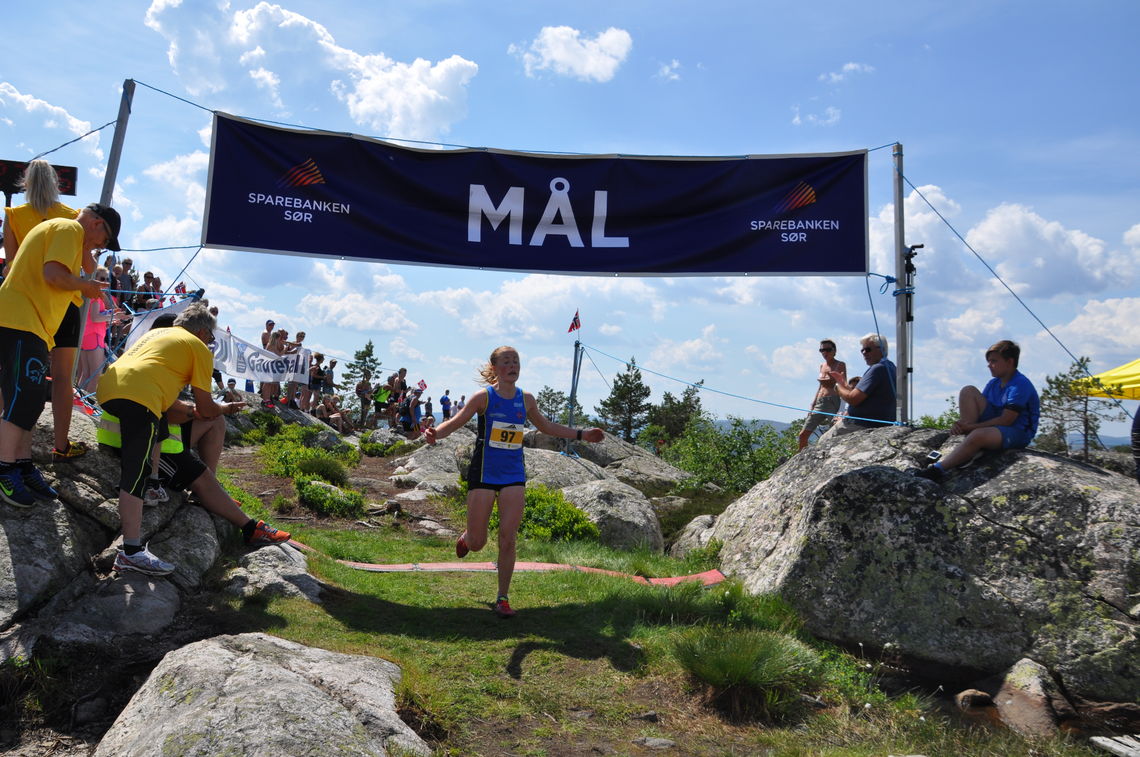 Eli Anne Dvergsdal løper inn til seier i 2018. (Arrangørfoto)