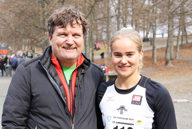 Etter to år med skade og overtrening viste Malin Edland med en sølv i NM terrengløp at hun blir å regne med i tiden som kommer. Her sammen med trener Knut Jæger Hansen. (Foto: Runar Gilberg)