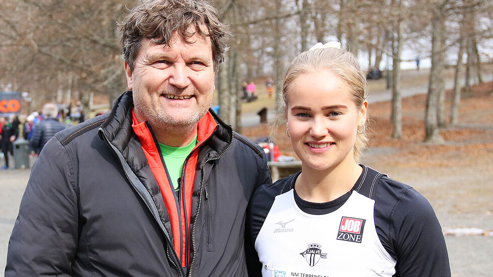 Etter to år med skade og overtrening viste Malin Edland med en sølv i NM terrengløp at hun blir å regne med i tiden som kommer. Her sammen med trener Knut Jæger Hansen. (Foto: Runar Gilberg)