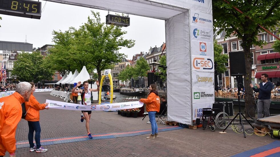 Albert Didriksen i mål som soleklar vinner i på halvmaraton i Leyden. (Arrangørfoto)