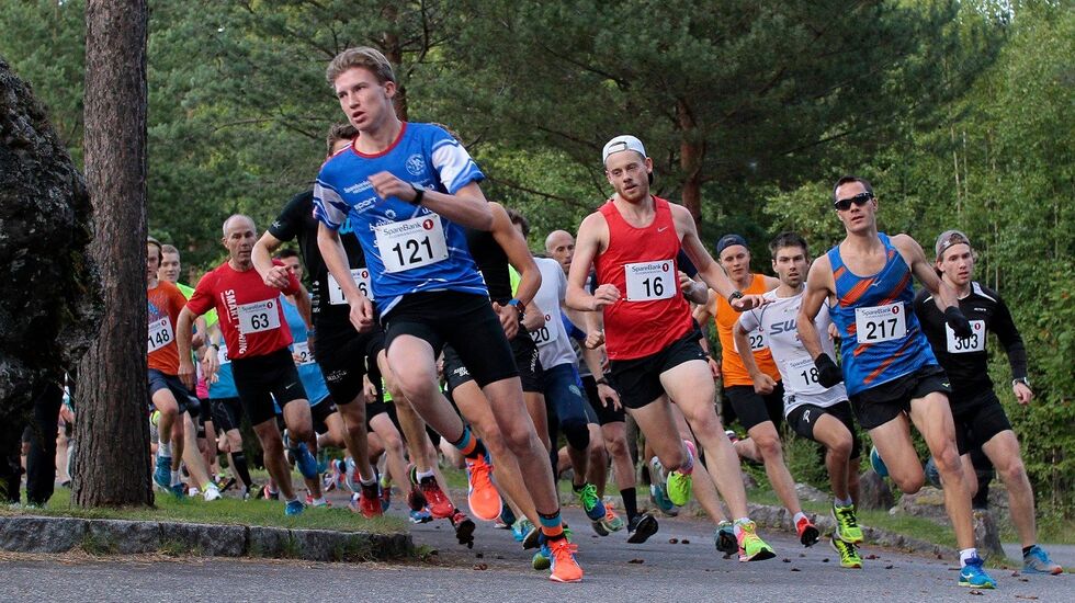 Simen Næss Berge (16), her sammen med bl.a. Isak Skari Berger (121) og Kjartan Helland (217) i Vegmuseumsløpet 2017, er påmeldt til Tour de Mjøsa. (Foto: Jørgen Skaug)