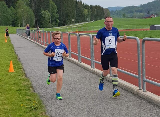 Henrik Romnes løper i mål sammen med pappa Rune (arrangør og altmulighmann) som spurter inn for 2. gang. Foto: Tom Erik Benjaminsen)
