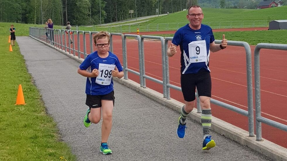 Henrik Romnes løper i mål sammen med pappa Rune (arrangør og altmulighmann) som spurter inn for 2. gang. Foto: Tom Erik Benjaminsen)