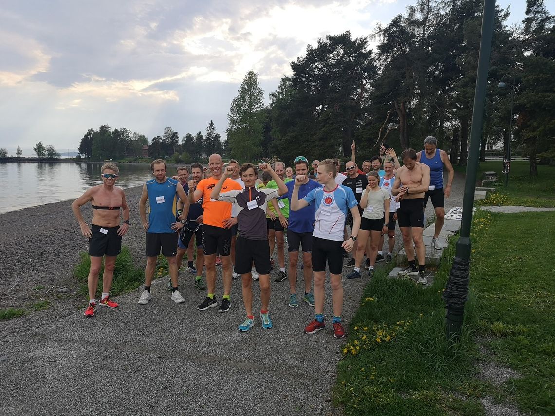 29 deltakere oppstilte og klare til start i årets 7. løp i Gå-joggen. (Foto: Jo Reistad)