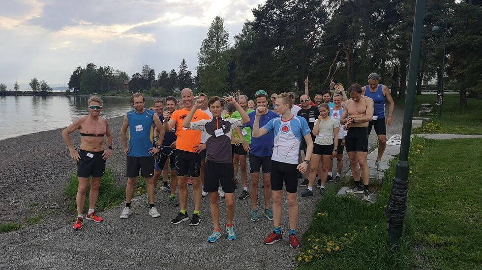 29 deltakere oppstilte og klare til start i årets 7. løp i Gå-joggen. (Foto: Jo Reistad)