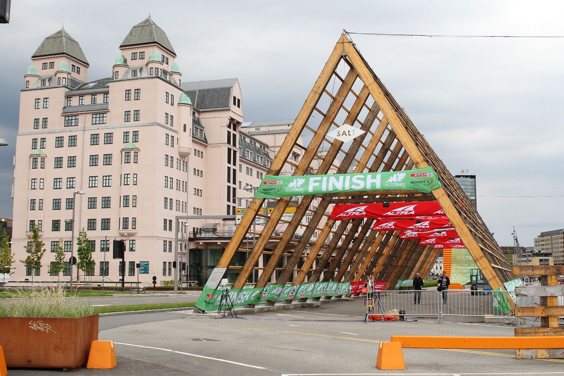 Det er rekordmange påmeldte til jubileumsutgaven av Ecotrail Oslo. Blir det også rekordmange som løper i mål her ved Salt på Langkaia? (Foto: Olav Engen)