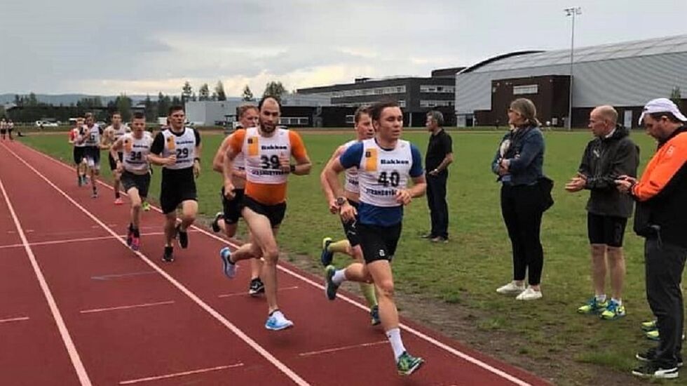 Teten på 3000 m etter en halv runde. (Foto: Strandbygda Ski)