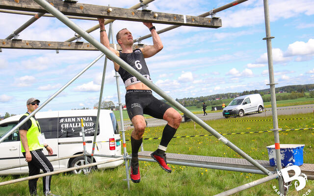 Jørgen Otto Tresselt var med på et historisk løp og vant en historisk gullmedalje i NM-hinderløp. Sammen med to andre stod de på toppen av pallen med hvert sitt gull. (Foto: Arkivbilde, Bjørn Johannessen).