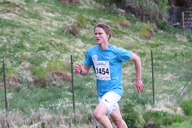 En ung utgave av Sondre Øvre Helland vinner 10 km i 2013 på 34.41