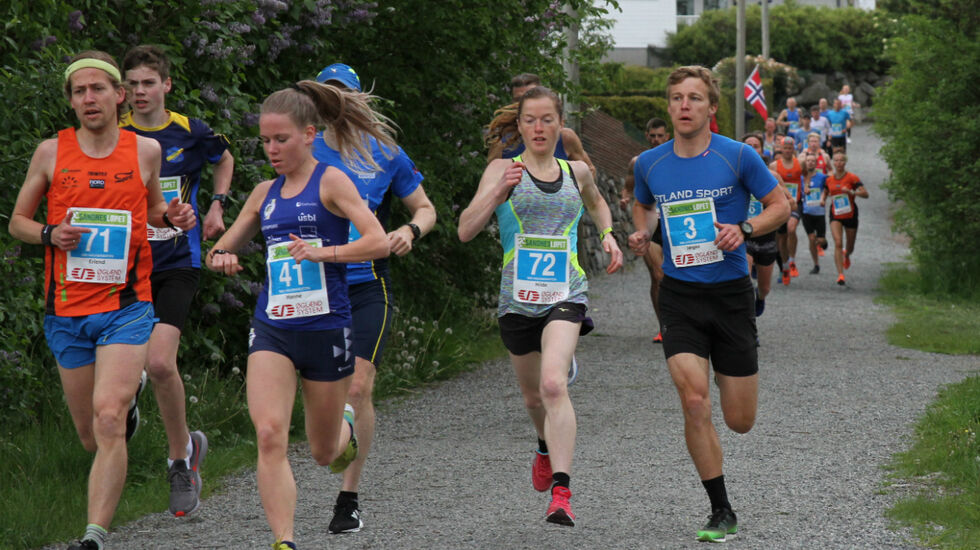 Tetfeltet for damer på NM halvmaraton etter ca. 1 km løping. Hilde Aders(72) som vant løpet har følge med Hanne Mjøen Maridal (41) som til slutt ble nummer to. Erland Aano (71) og Jørgen Grønsund (3) er også med og holder farten oppe.