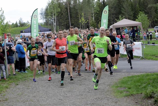 Starten på Det store kretsløpet, med Torgeir Hermansen raskest ut fra start. (Foto: Bjørn Hytjanstorp)