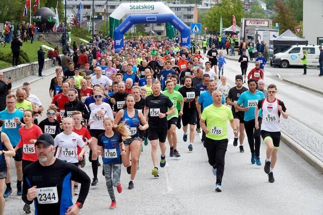 Fra starten på den 34. utgaven av Namsosløpet. (Foto: Bjørn Tore Næss/Namdalsavisa)