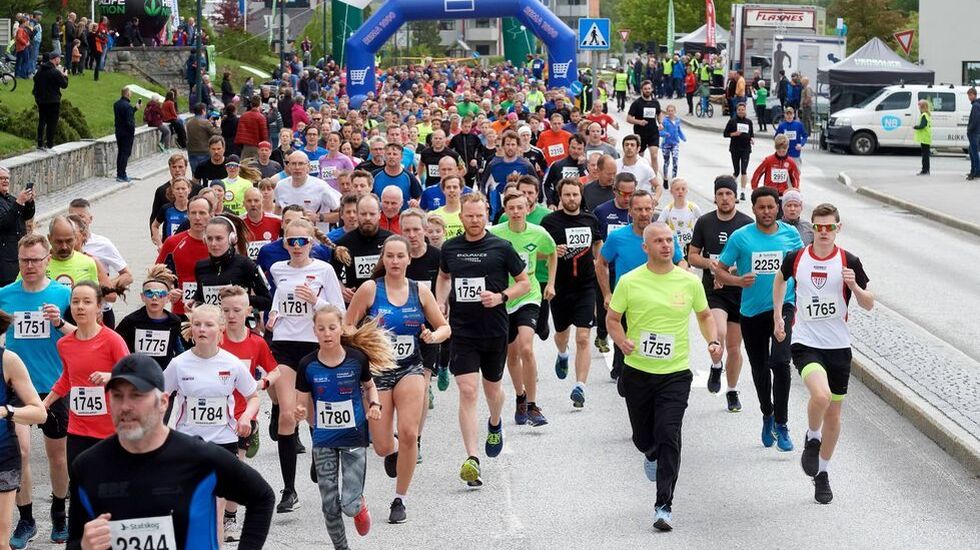 Fra starten på den 34. utgaven av Namsosløpet. (Foto: Bjørn Tore Næss/Namdalsavisa)