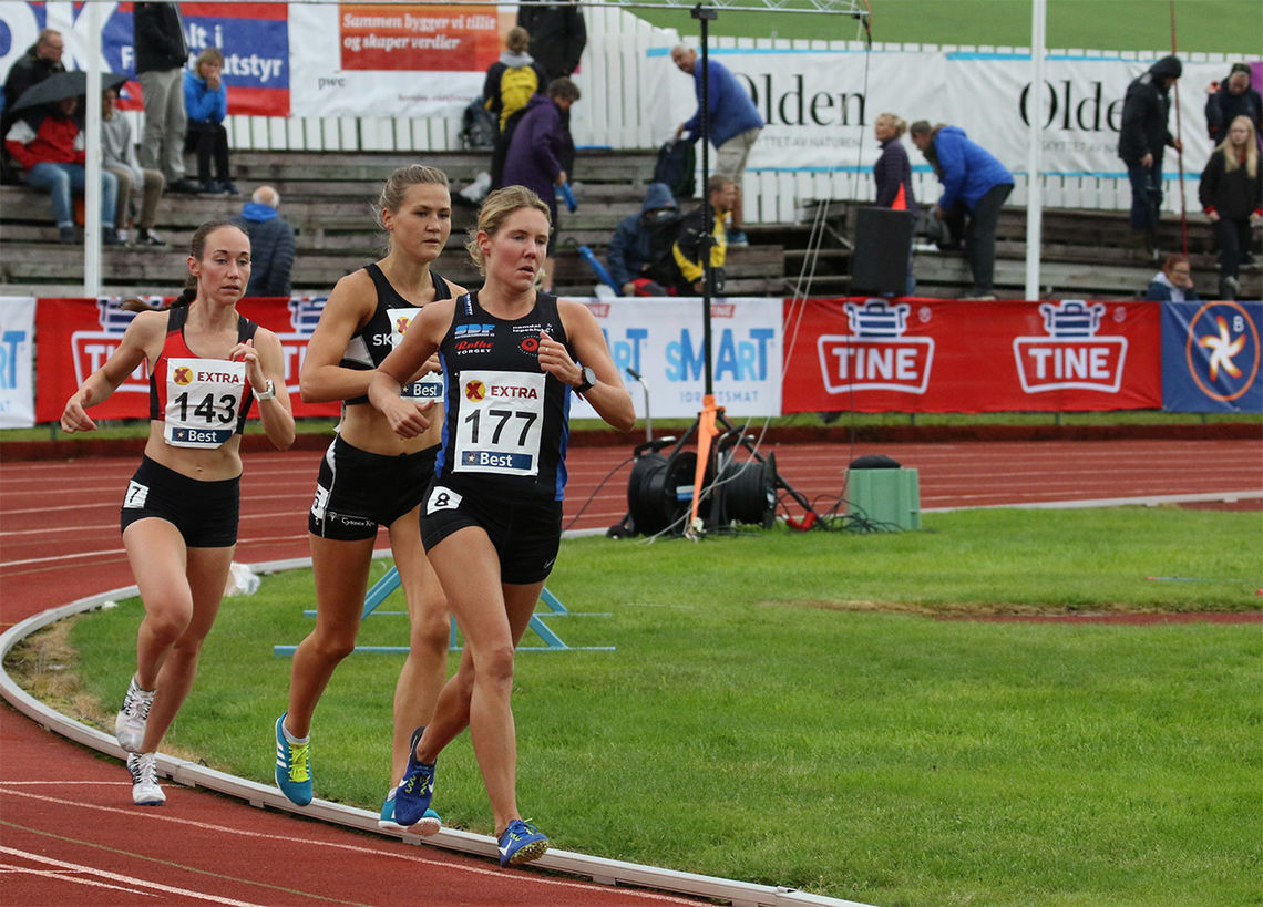 Vienna Dahle Søyland (143) og Marie Sagnes Wågan (177), som her har Pernilla Epland mellom seg, løp 5000 m i Manchester sist lørdag. Bildet er fra NM i Byrkjelo i fjor sommer. (Foto: Arne Dag Myking) 