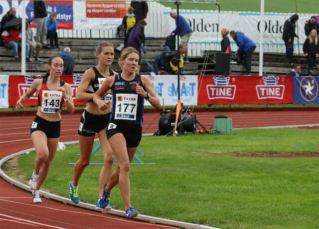 Vienna Dahle Søyland (143) og Marie Sagnes Wågan (177), som her har Pernilla Epland mellom seg, løp 5000 m i Manchester sist lørdag. Bildet er fra NM i Byrkjelo i fjor sommer. (Foto: Arne Dag Myking)