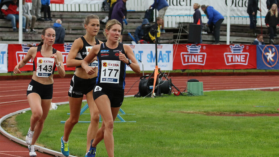 Vienna Dahle Søyland (143) og Marie Sagnes Wågan (177), som her har Pernilla Epland mellom seg, løp 5000 m i Manchester sist lørdag. Bildet er fra NM i Byrkjelo i fjor sommer. (Foto: Arne Dag Myking) 