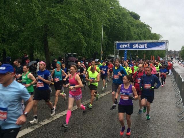 Fra en tidligere utgave av Edinburgh Maraton Festival og starten på halvmaraton (Foto:facebook.com/EdinburghMarathonFestival/)